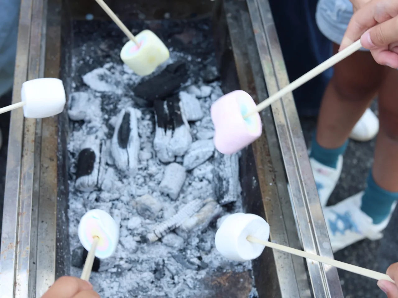 防災ランチのあとのBBQで、炭火でマシュマロを焼いているところ