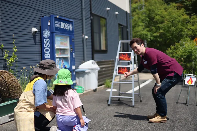 施設の前で開かれた地域イベントで、子どもたちと遊ぶ職員