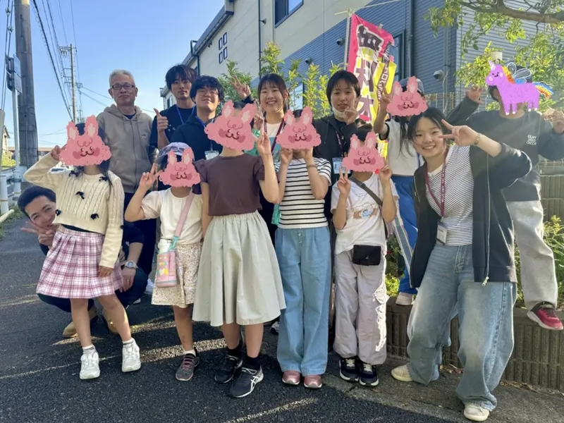 ご入居者と子どもたち、地域の方の集合写真