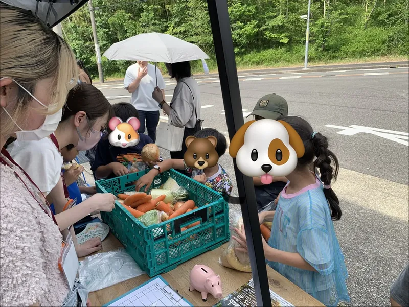 子どもたちが野菜を並べたお店番をしている様子