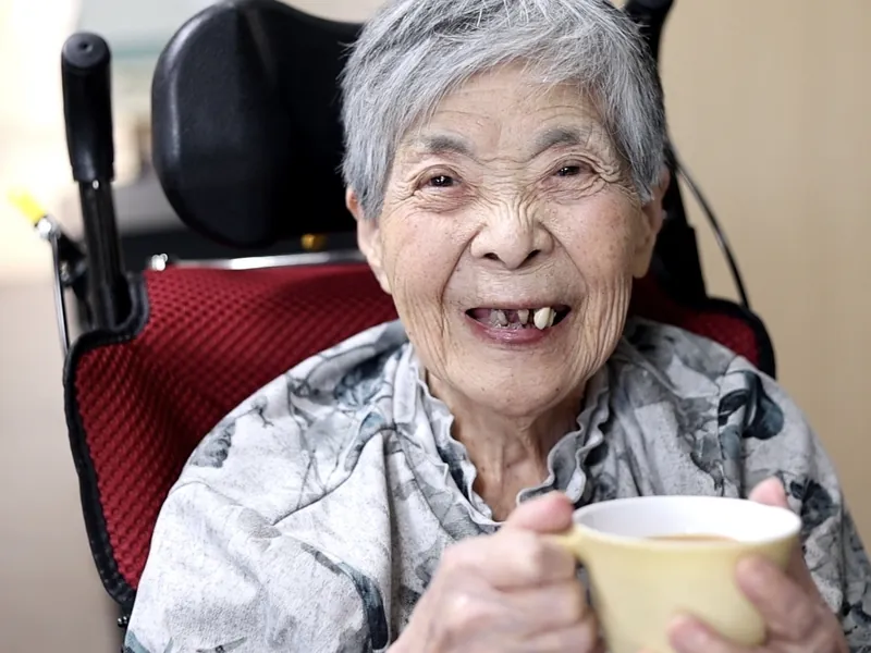 カップを手に笑顔を見せるご入居者