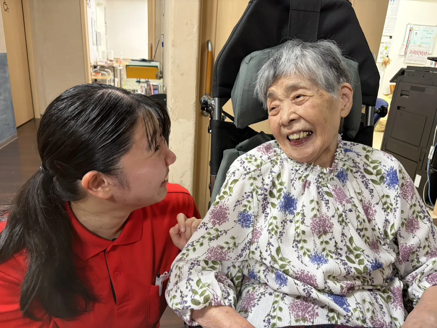 職員とご入居者が顔を見合わせて笑っている様子