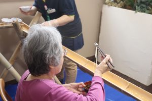 介護施設＿夏祭り＿流しそうめん03